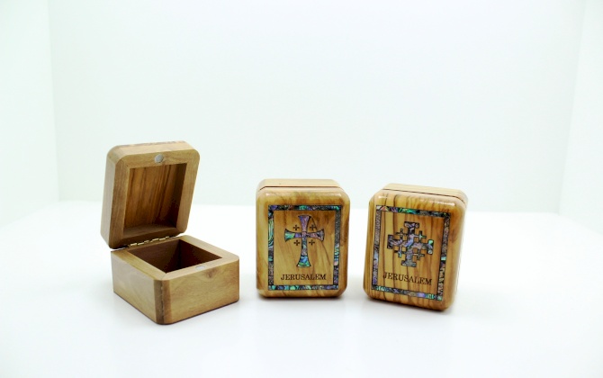 علبة خشب مع صدف