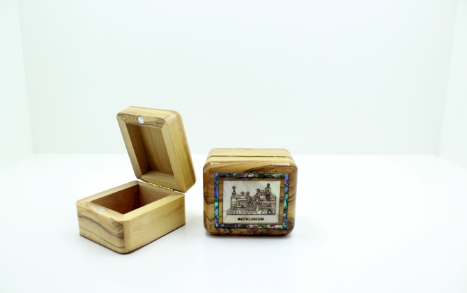 علبة خشب مع صدف