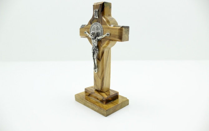 صليب بنديكت مع قاعدة