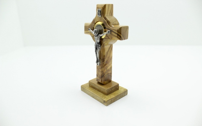 صليب مع  قاعدة و تراب بالوسط