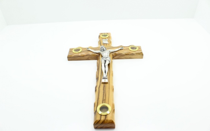 صليب مع المصلوب و التراب المقدس