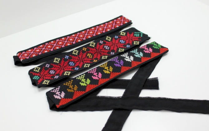 Embroidered head pendana