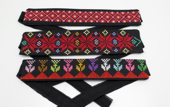 Embroidered head pendana