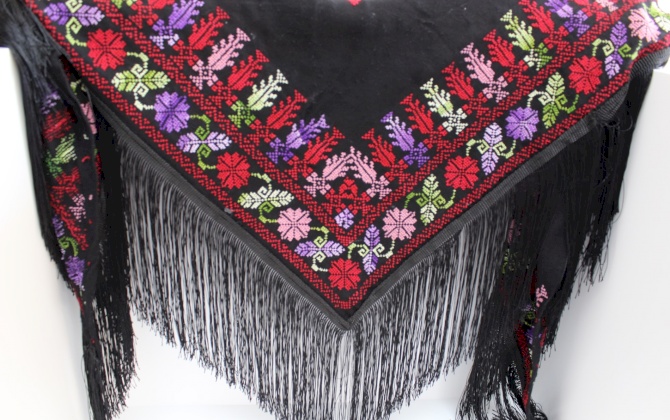 Embroidered triangle-shaped Scarf