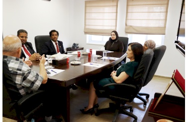 رئيس غرفة تجارة وصناعة محافظة بيت لحم والسفير السريلانكي يناقشان سُبل التعاون في مجالات التدريب والمعارض التجارية