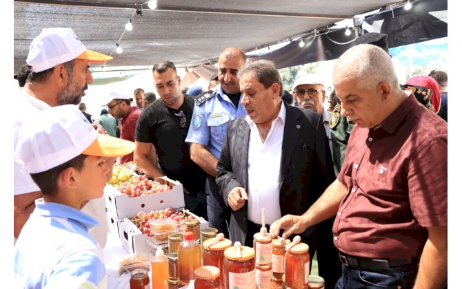 افتتاح سوق العنب والمنتجات النسوية الخامس في مدينة الخضر