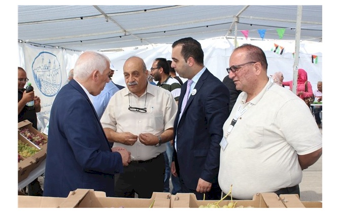 غرفة تجارة وصناعة محافظة بيت لحم وبلدية الخضر تفتتحان خيمة عنب الخضر
