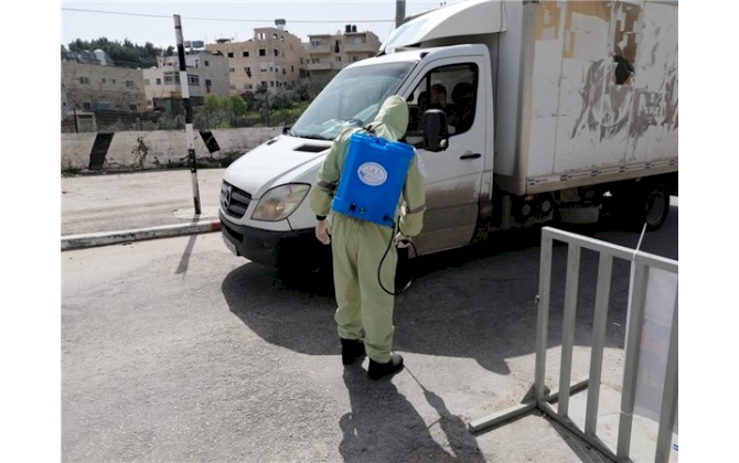 غرفة تجارة و صناعة محافظة بيت لحم تقوم بتعقيم الشاحنات في المحافظة