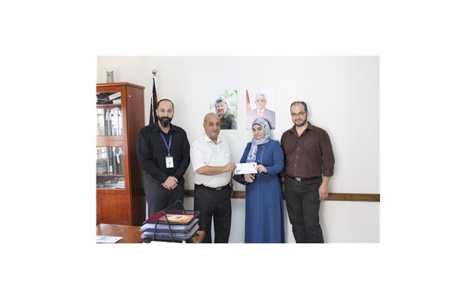 مباشرة تسليم الجوائز للفائزين بالسحب على بطاقات الدخول لمعرض الصناعات و المنتجات الأردنية الرابع